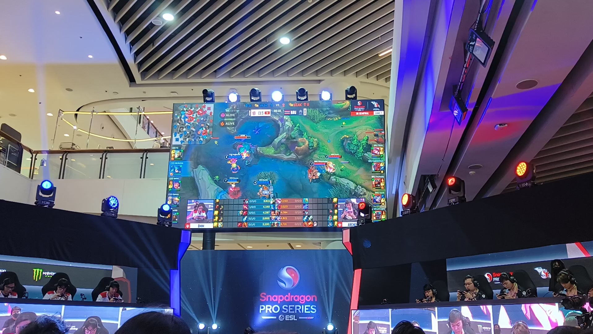 场面火爆！英雄联盟观众席沸腾不已